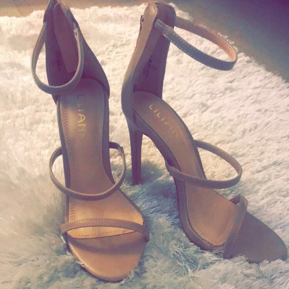 Nude heels never worn size 7